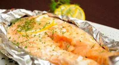 How to bake fish in the oven with vegetables and potatoes according to the recipe