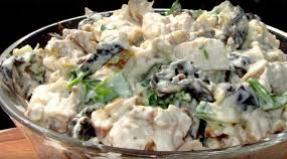 Салата с пилешко месо, орехи и сини сливи: селекция от най-вкусните рецепти