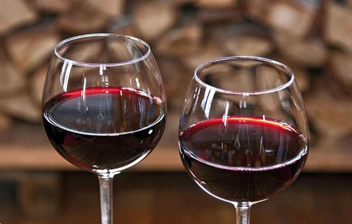 ไวน์ทำเองจากเถ้าภูเขาสีดำและแดง
