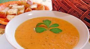 Kartoffel- og gulerodssuppe med fløde Gulerodssuppe med fløde, bønner og røget kød