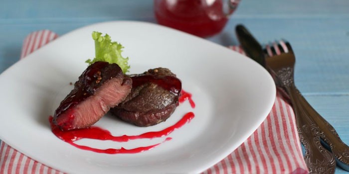 Beef medallions with berry sauce