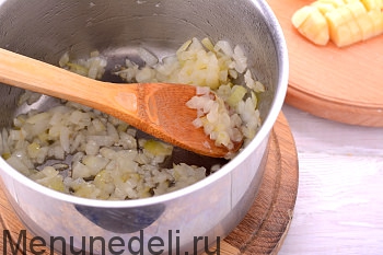 Broccoli puree soup with broth