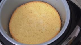 Utrolig mør kake med kondensert melk og rømme i en slow cooker