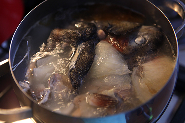 Suomalainen kalakeitto kermalla - vaiheittaiset reseptit lohta, taimenta tai kermajuustoa varten
