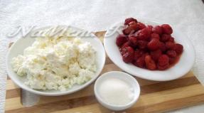 Pancakes with cottage cheese and strawberries