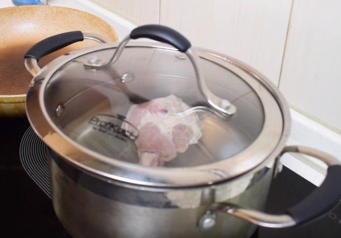 Borsch with cream cheese and beef