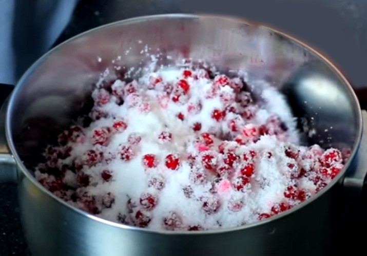 How to make delicious redcurrant jam for the winter