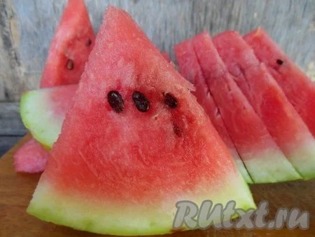 Recipes for delicious marinated watermelons in banks for the winter