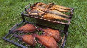 Стъпка по стъпка рецепта за горещо пушене на голяма и средна риба