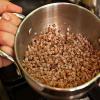 Boghvedegrød i vand og mælk - sådan tilberedes løs boghvede i en gryde og i en langsom komfur