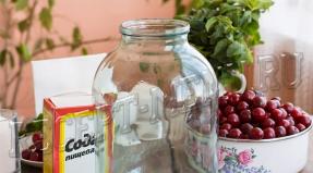 Recipes for delicious cherry compotes for the winter: vitamins in a jar