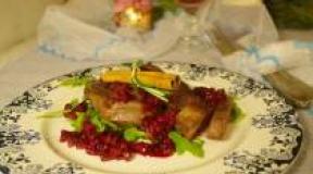 Duck with apples and lingonberries