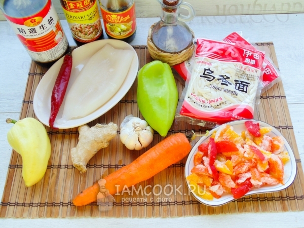 Funchosa glass noodles with vegetables and squid: a recipe for Chinese cuisine