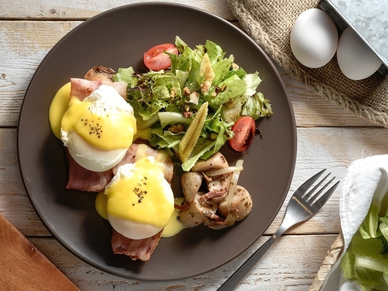 Oppskrift på salat, suppe, sandwich, posjert eggebuljong