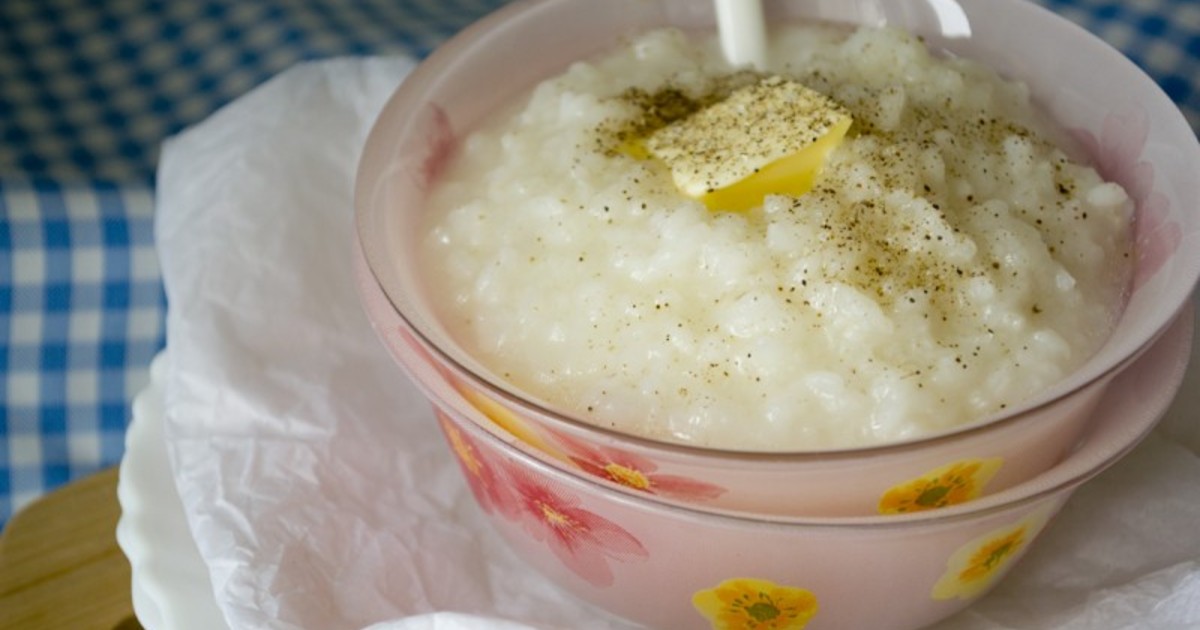 Liquid rice porridge in a multicooker with milk