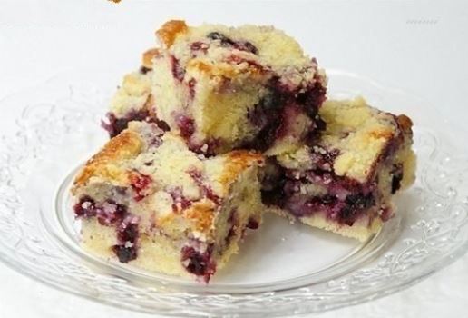Pie with blackcurrant and cottage cheese