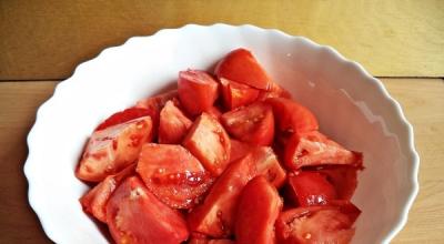 Tomaatteja tomaattimehussa talveksi Resepti tomaattien purkimiseen tomaattimehussa