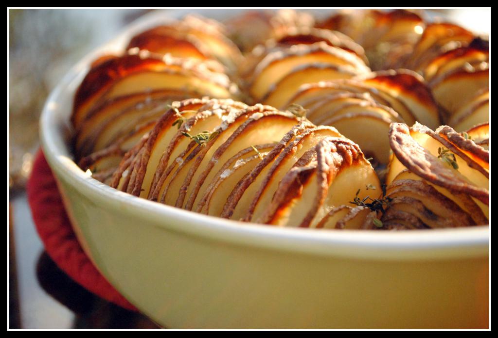 Potatoes in the oven with crispy recipe with photo