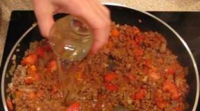 Sådan tilberedes moussaka med hakket kød og aubergine, grøntsager, kartofler, zucchini, ris, kål, vegetarisk hjemme: opskrift