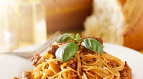 របៀបចំអិន spaghetti ជាមួយសាច់ minced: pasta រីករាយ