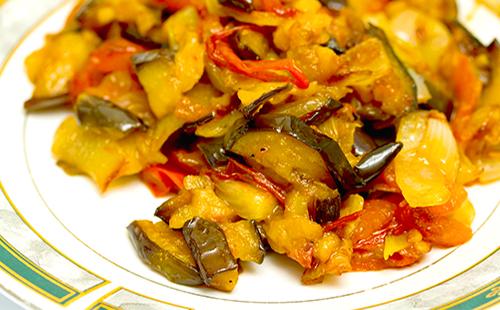 Sådan tilberedes sauteret aubergine: mestrer den klassiske teknologi, kog i en langsom komfur og i ovnen