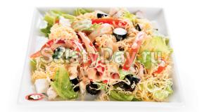 Salad with tomatoes, olives and peppers