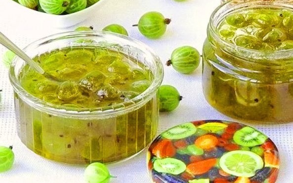 Pyatminutka gooseberry syltetøy er en enkel og velsmakende oppskrift med trinnvise bilder for vinteren