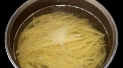 Jak ugotować najsmaczniejszą zupę makaronową z twarogiem w powolnej kuchence i rondlu?