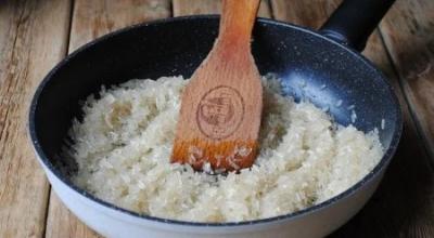 How to cook rice in a frying pan