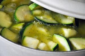 Opskrift på suppe med zucchini og nudler