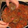 Cách nấu moussaka với thịt bằm và cà tím, rau, khoai tây, bí xanh, cơm, bắp cải, chay tại nhà: công thức