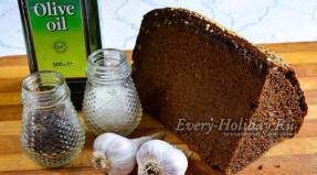Black bread croutons with garlic in the oven recipe with photo