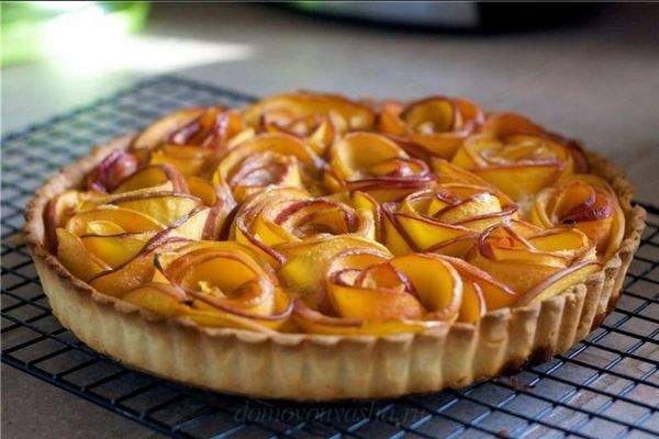 Puff pastry roses with apples