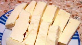Sådan laver du hjemmelavet ost fra mælk og kefir: opskrifter til enhver smag Hjemmelavet ost fra alla kovalchuk