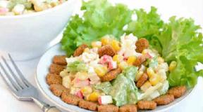 Salad ជាមួយដំបងក្តាម croutons និងពោត