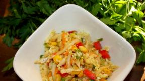 Muligheder for at tilberede salater med kinakål og majs Beijing salat med majs og agurk
