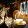 Gruyère'i juustu omaduste kirjeldus fotodega, selle kasulikud omadused, samuti Šveitsi toote kasutamine retseptides Juustusupp krutoonidega