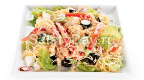 Salad with tomatoes, olives and peppers