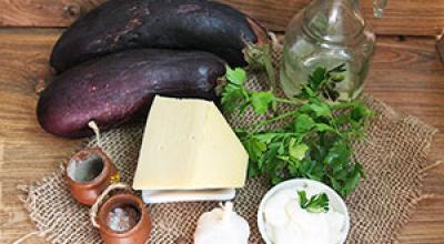 Фоторецепта за приготвяне на рулца от патладжан със сирене и чесън Патладжани, увити със сирене и чесън