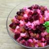 Salad ជាមួយ beets និង cucumbers: វាមិនអាចមានរសជាតិឆ្ងាញ់ Salad ជាមួយ beets និង cucumbers pickled