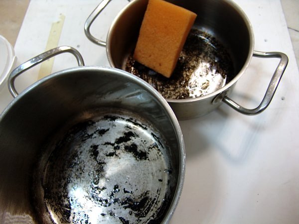 How to clean a burnt stainless steel pan efficiently and carefully