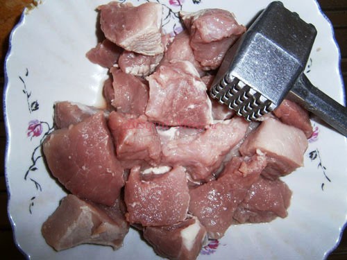 Thịt bê nướng với mì ống trang trí