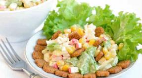 Salad ជាមួយដំបងក្តាម croutons និងពោត