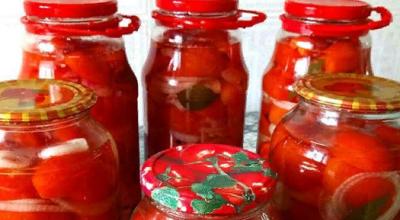 Konservering af tomater med løg i olie: en lækker opskrift på at sno tomater til vinteren