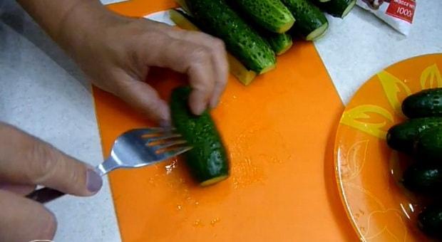 Как да приготвите краставици в собствен сок за зимата, като използвате стъпка по стъпка рецепта със снимки
