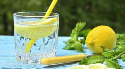 What are the benefits of water with lemon, and can you drink it on an empty stomach?