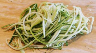 Sådan tilberedes frisk zucchinisalat: opskrifter med fotos