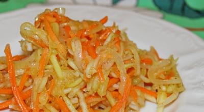Korealaistyylinen kesäkurpitsasalaatti porkkanoilla